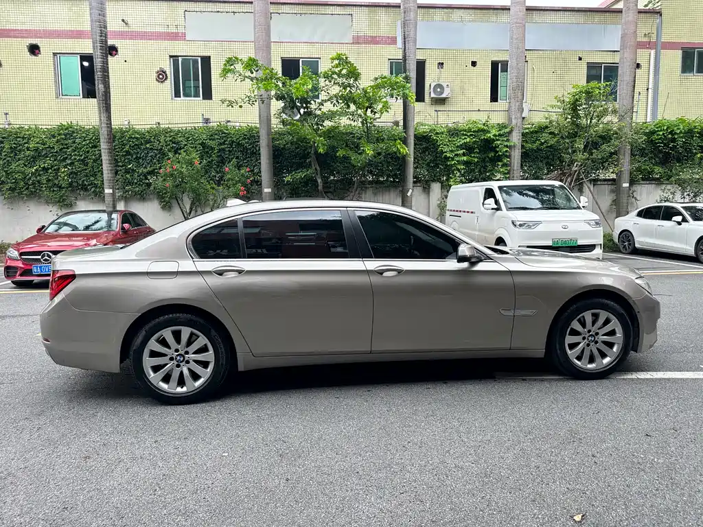 BMW 7 Series — миниатюра 7