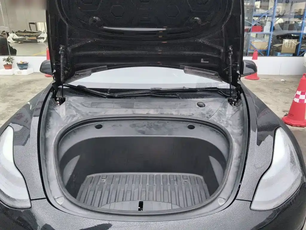 Tesla Model 3 — миниатюра 21