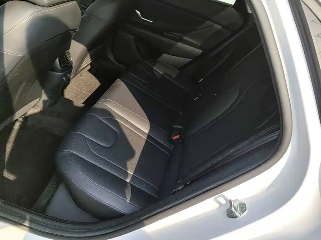 Hyundai Elantra — миниатюра 17