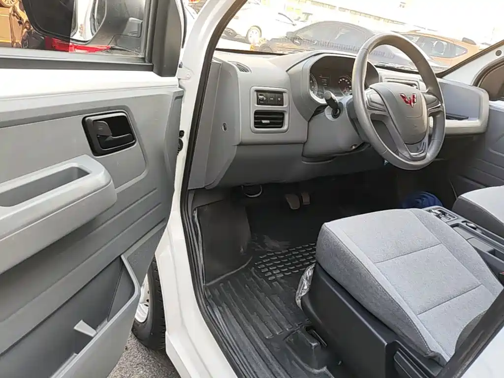 Wuling Yangguang — миниатюра 16