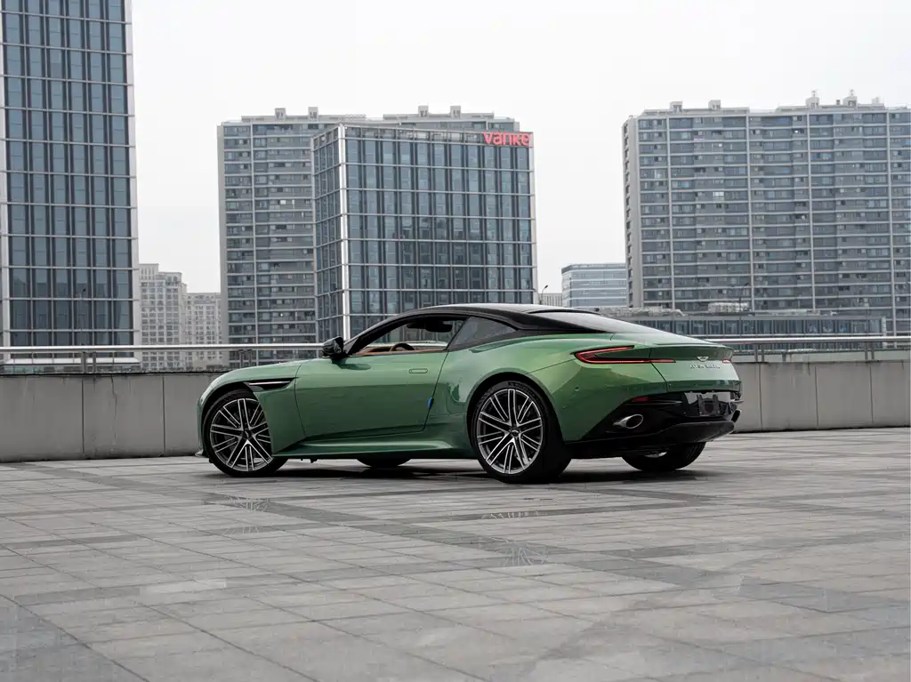 Aston Martin DB12 — миниатюра 5