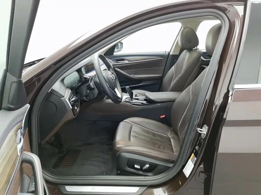 BMW 5 Series New Energy — миниатюра 10