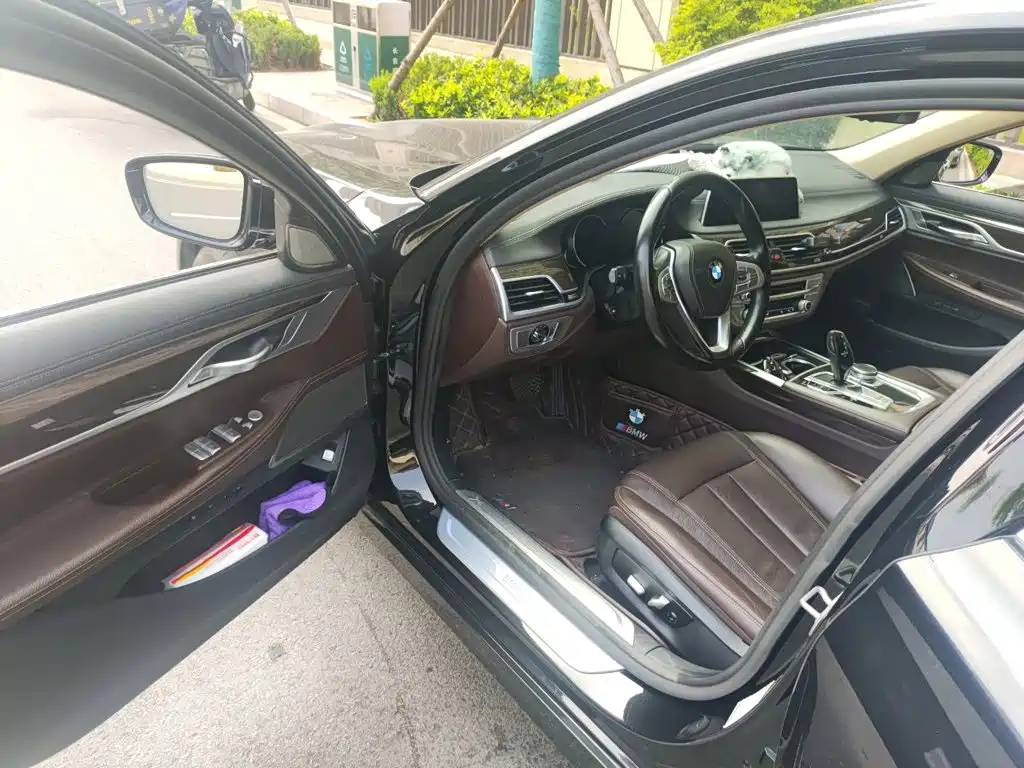BMW 7 Series — миниатюра 17