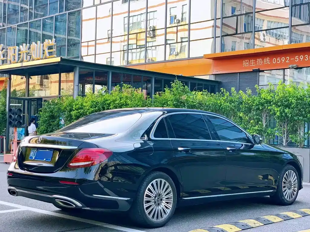 Mercedes-Benz E-Class — миниатюра 6