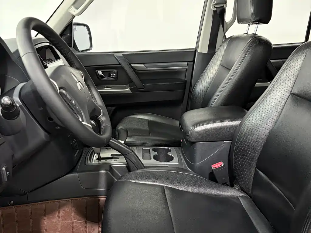 Mitsubishi Pajero (Import) — миниатюра 7