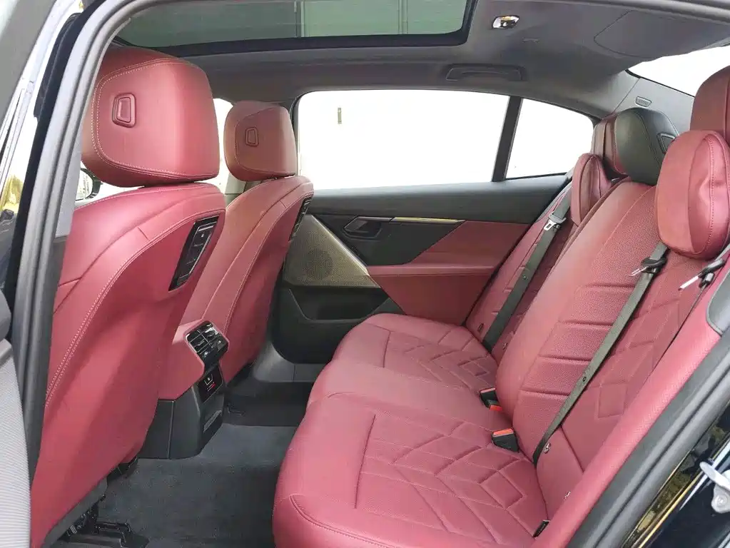 BMW i5 — миниатюра 9