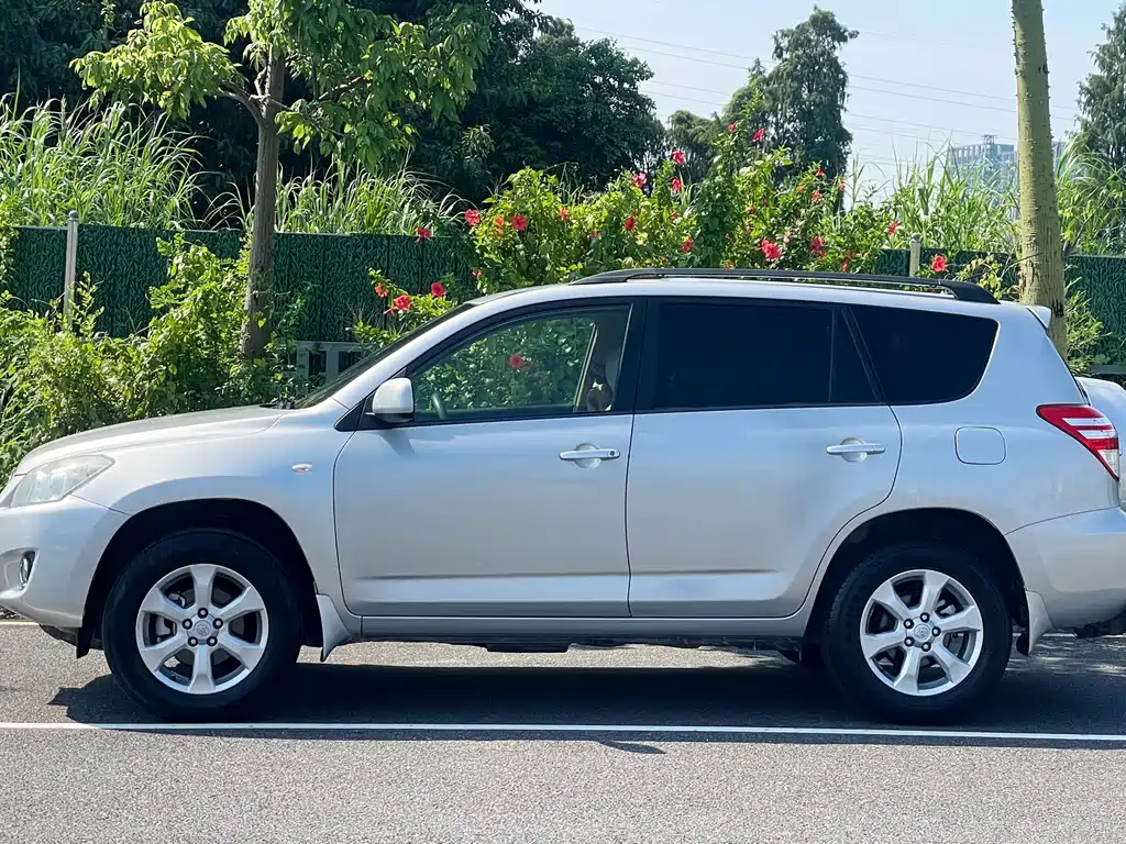 Toyota RAV4 — миниатюра 6