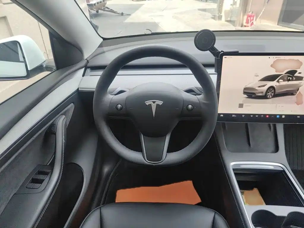 Tesla Model Y — миниатюра 3