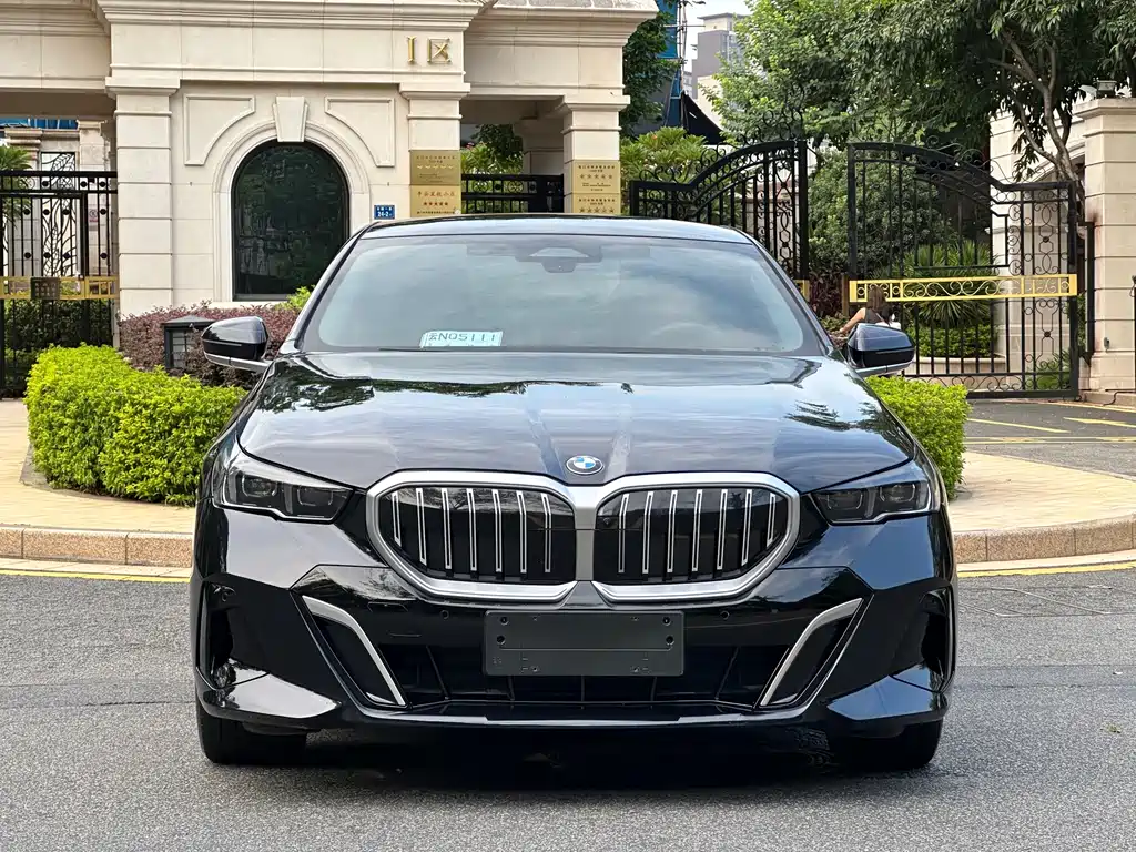 BMW 5 Series — миниатюра 2