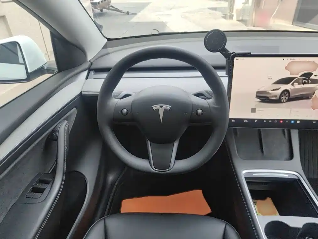 Tesla Model Y — миниатюра 12