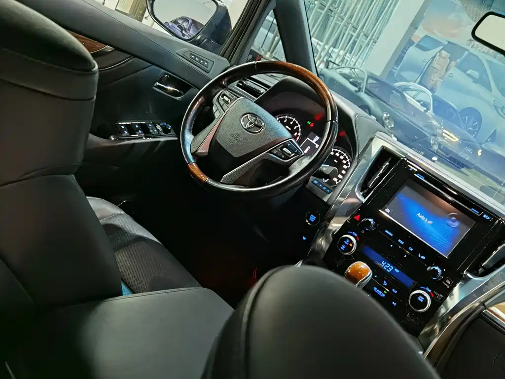 Toyota Alphard — миниатюра 7