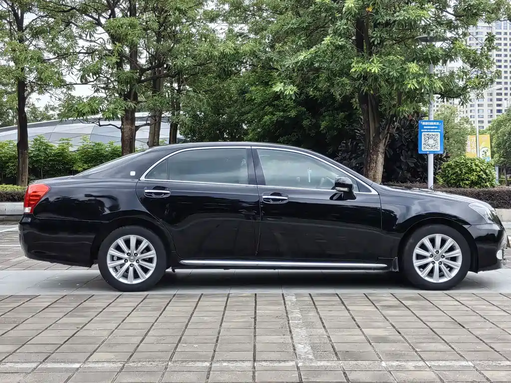 Toyota Crown — миниатюра 4