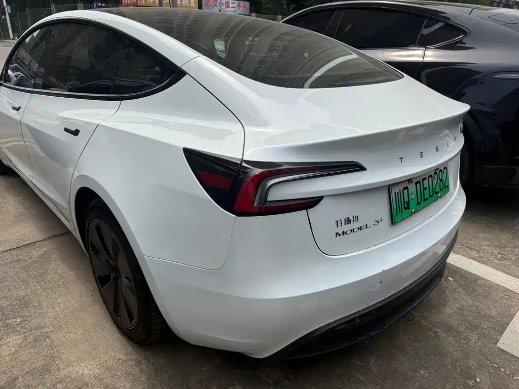 Tesla Model 3 — миниатюра 7
