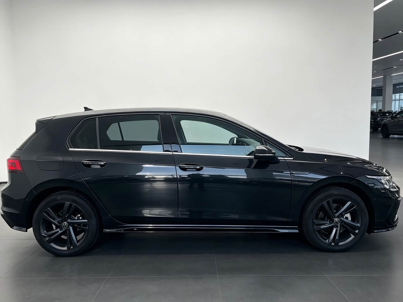 Volkswagen Golf 1.4 л 2023 г. Чёрный, пробег 10000 км