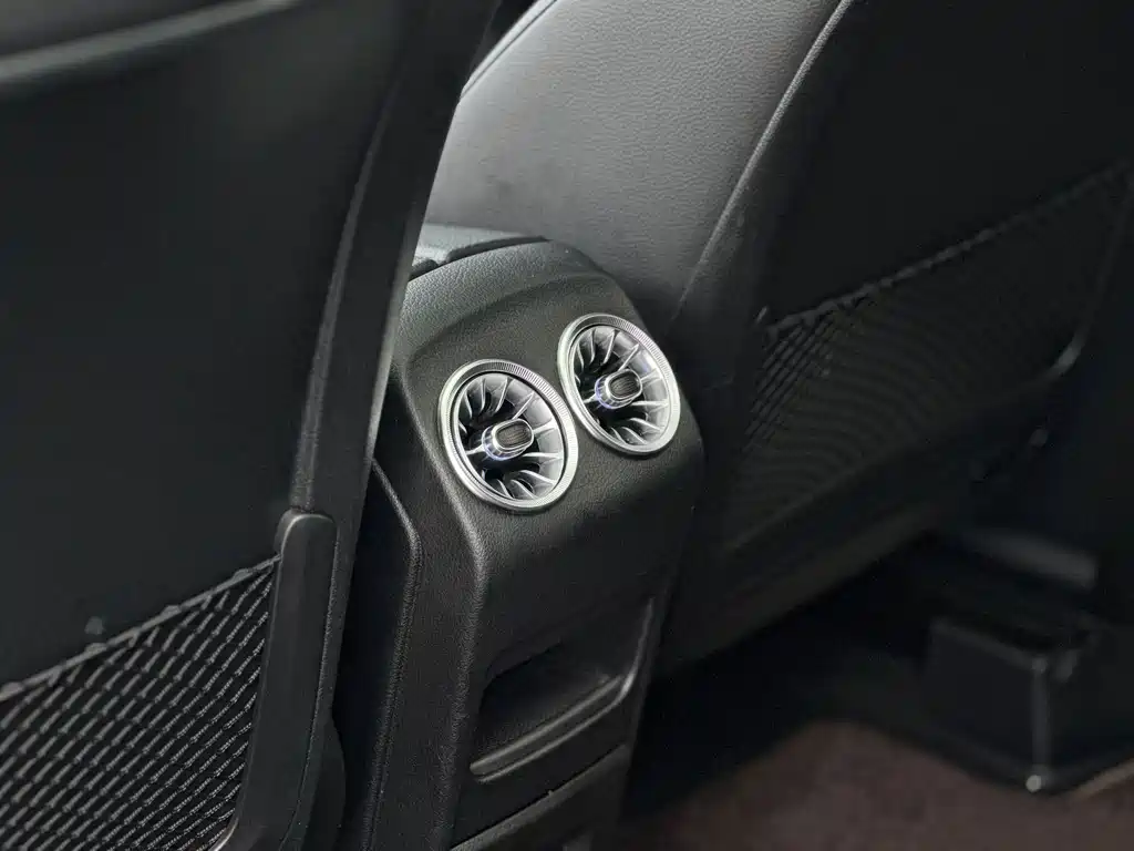 Mercedes-Benz GLB — миниатюра 16