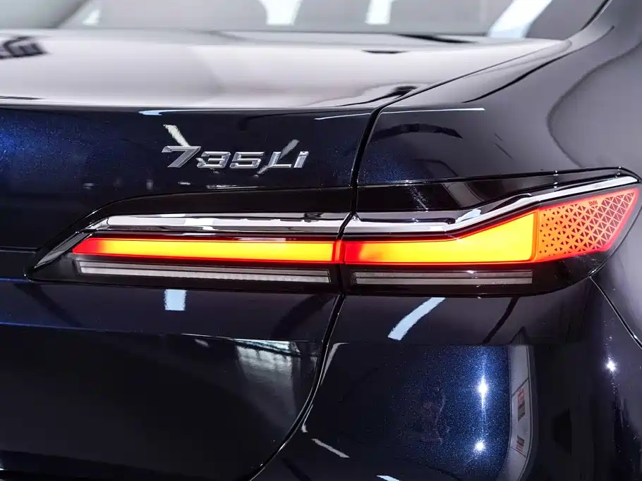 BMW 7 Series — миниатюра 11