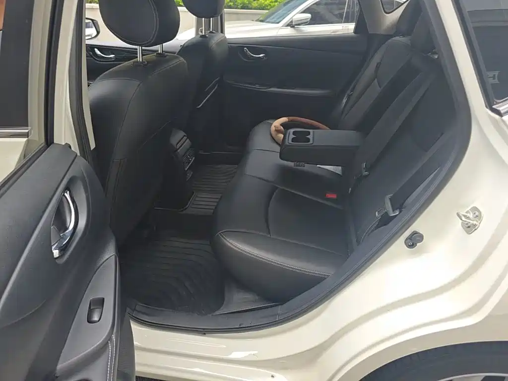 Nissan Tiida — миниатюра 17