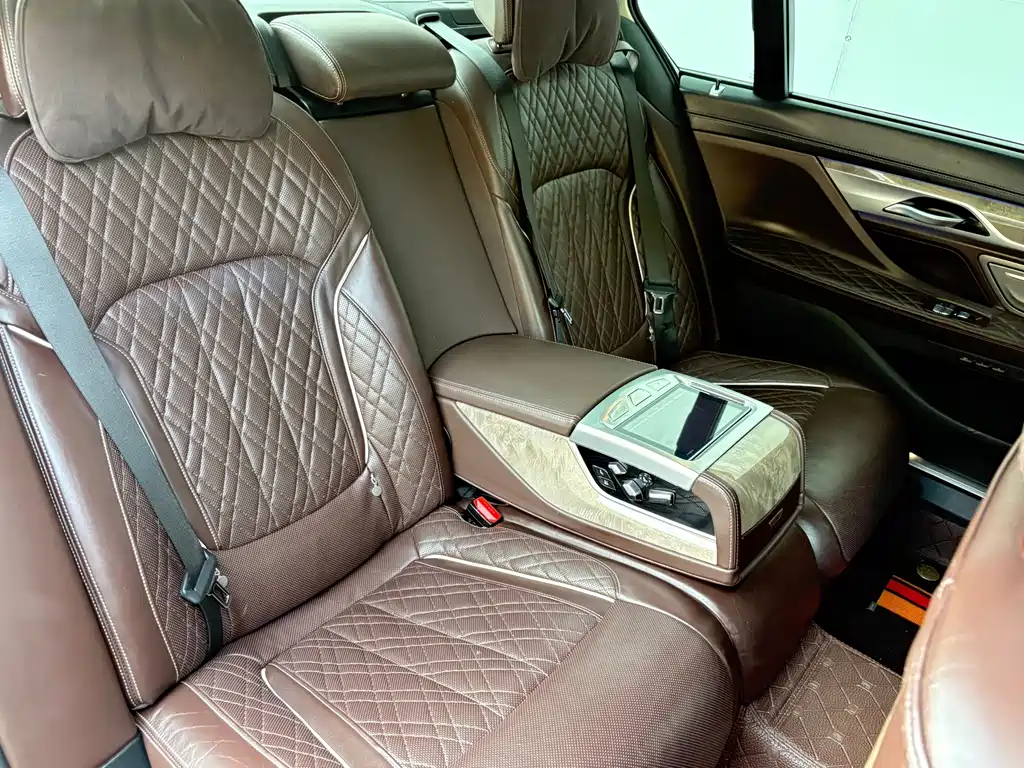 BMW 7 Series — миниатюра 13