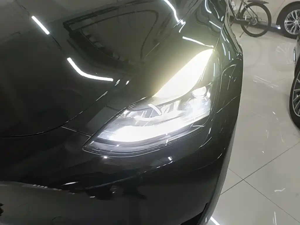 Tesla Model Y — миниатюра 24