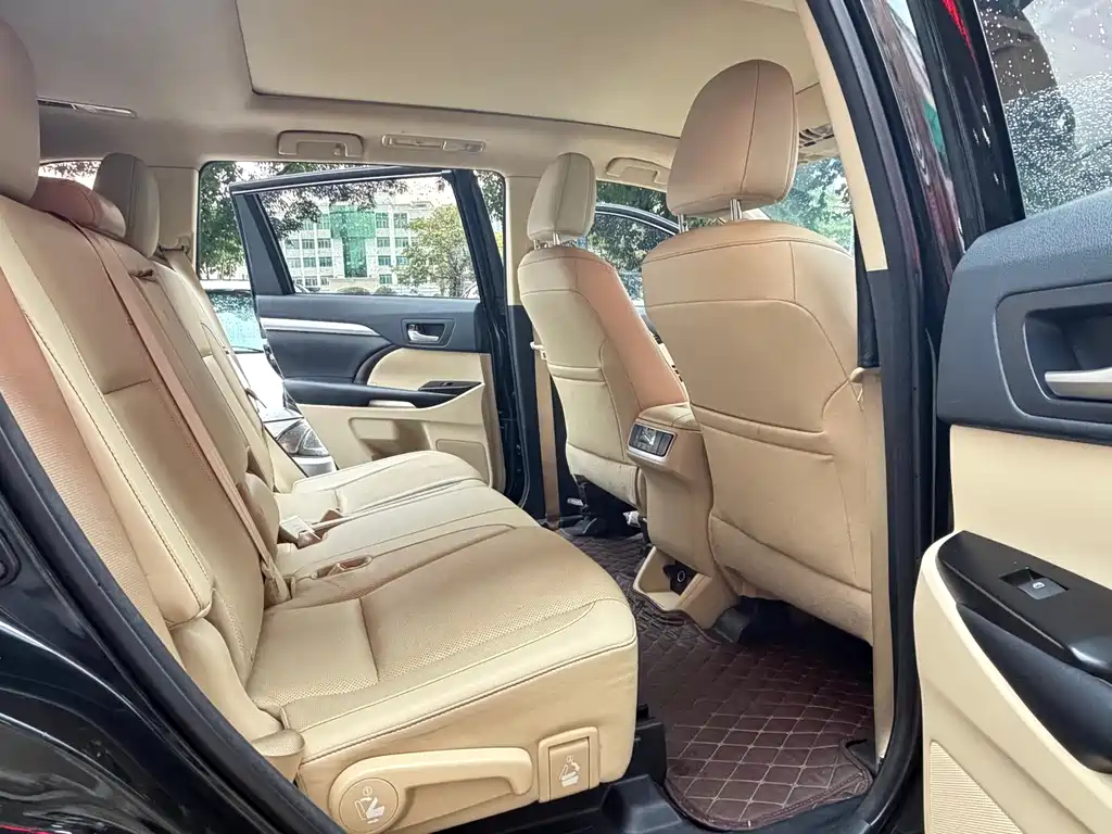 Toyota Highlander 2018 2.0T Luxury 7 мест V