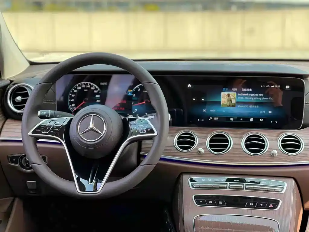 Mercedes-Benz E-Class — миниатюра 8