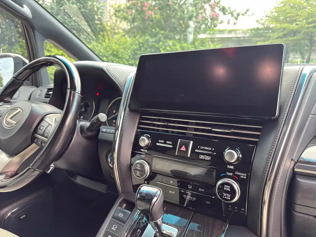 Lexus LM — миниатюра 10