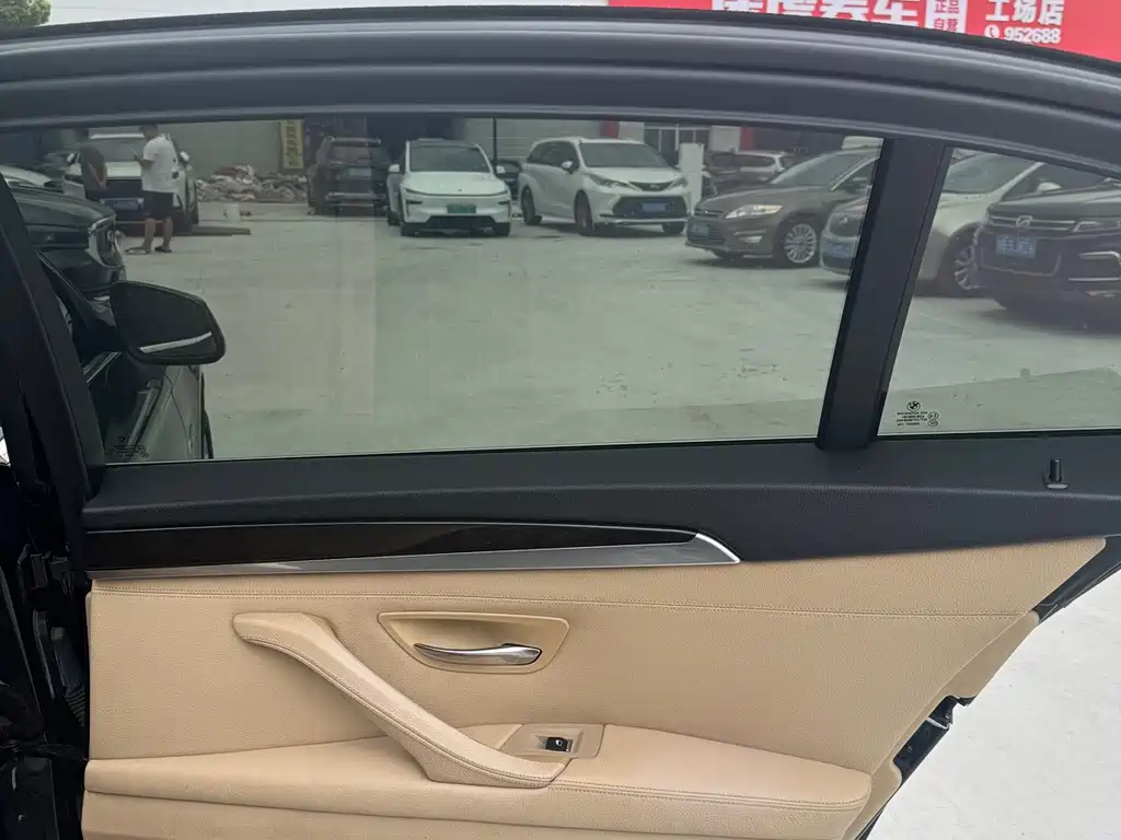 BMW 5 Series — миниатюра 11