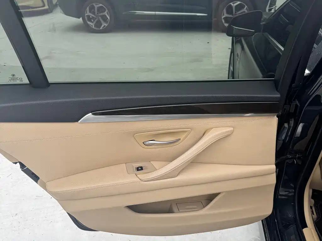 BMW 5 Series — миниатюра 7