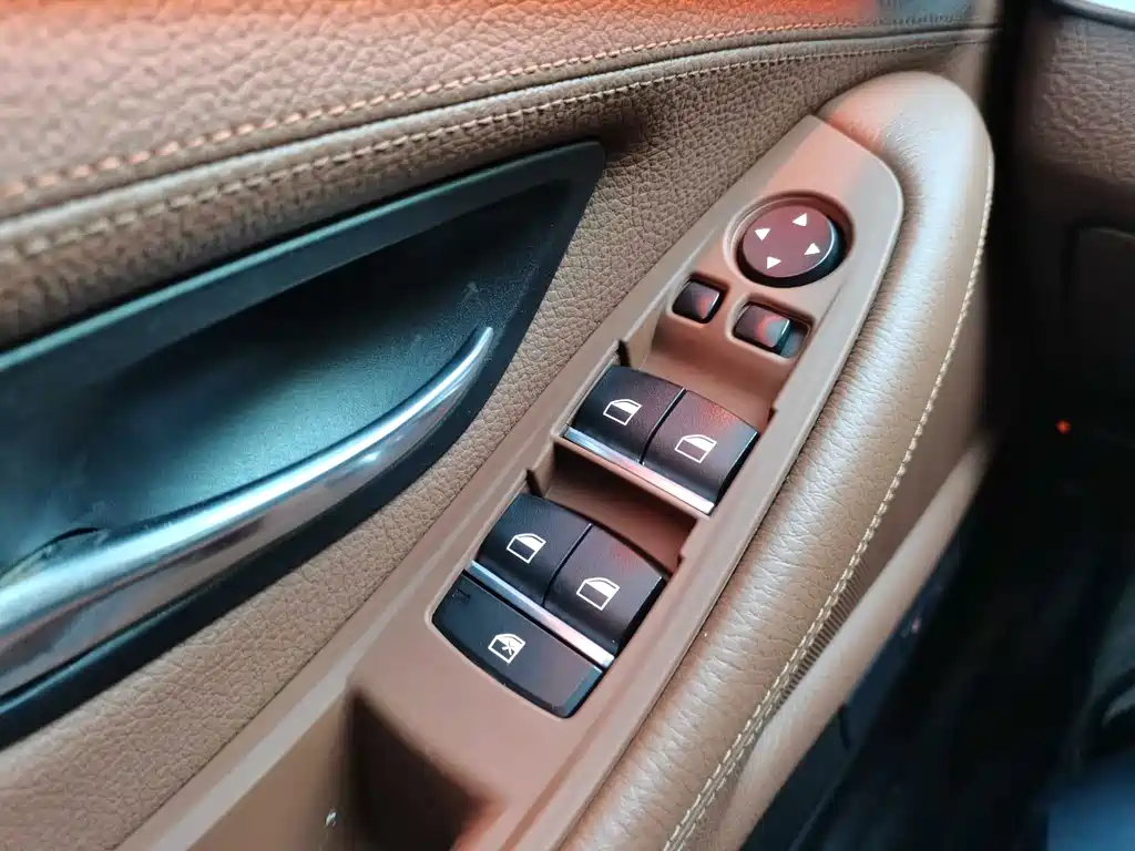 BMW 5 Series — миниатюра 21