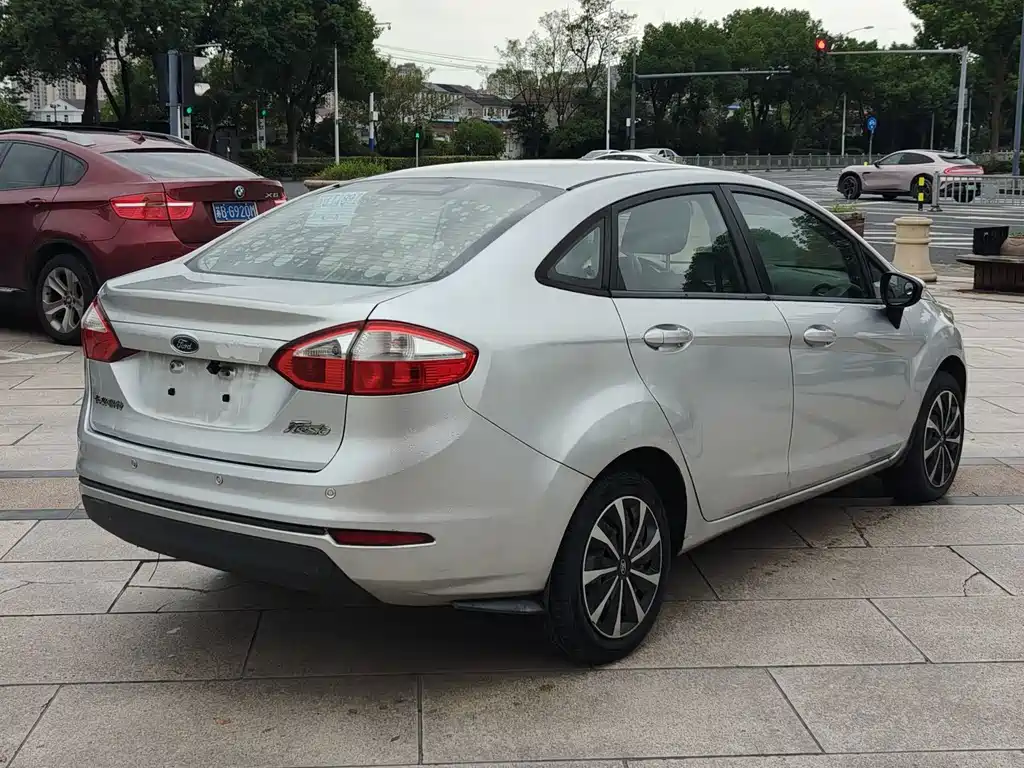 Ford Fiesta — миниатюра 6