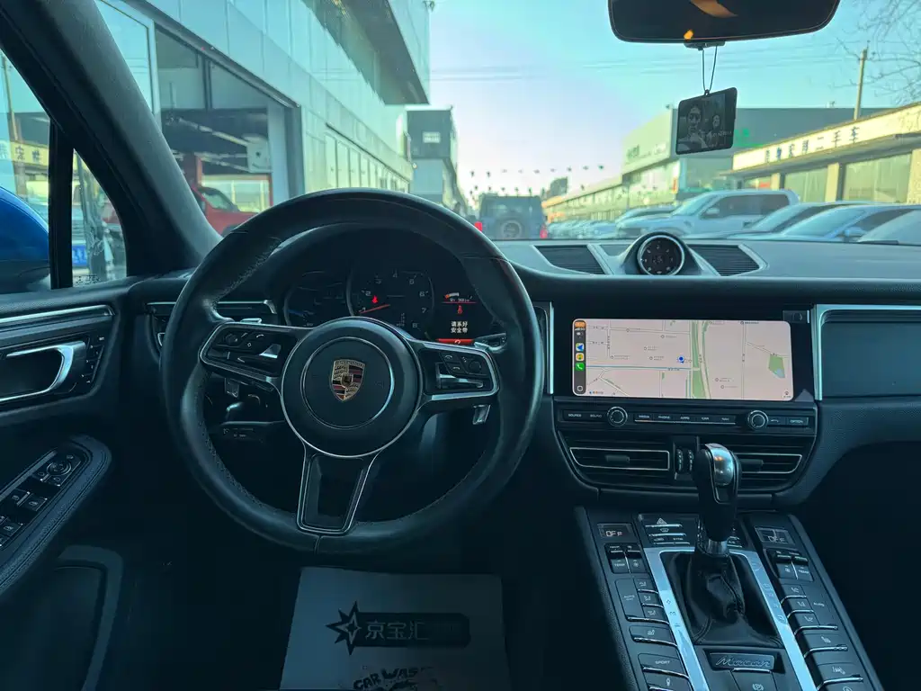 PORSCHE MACAN
