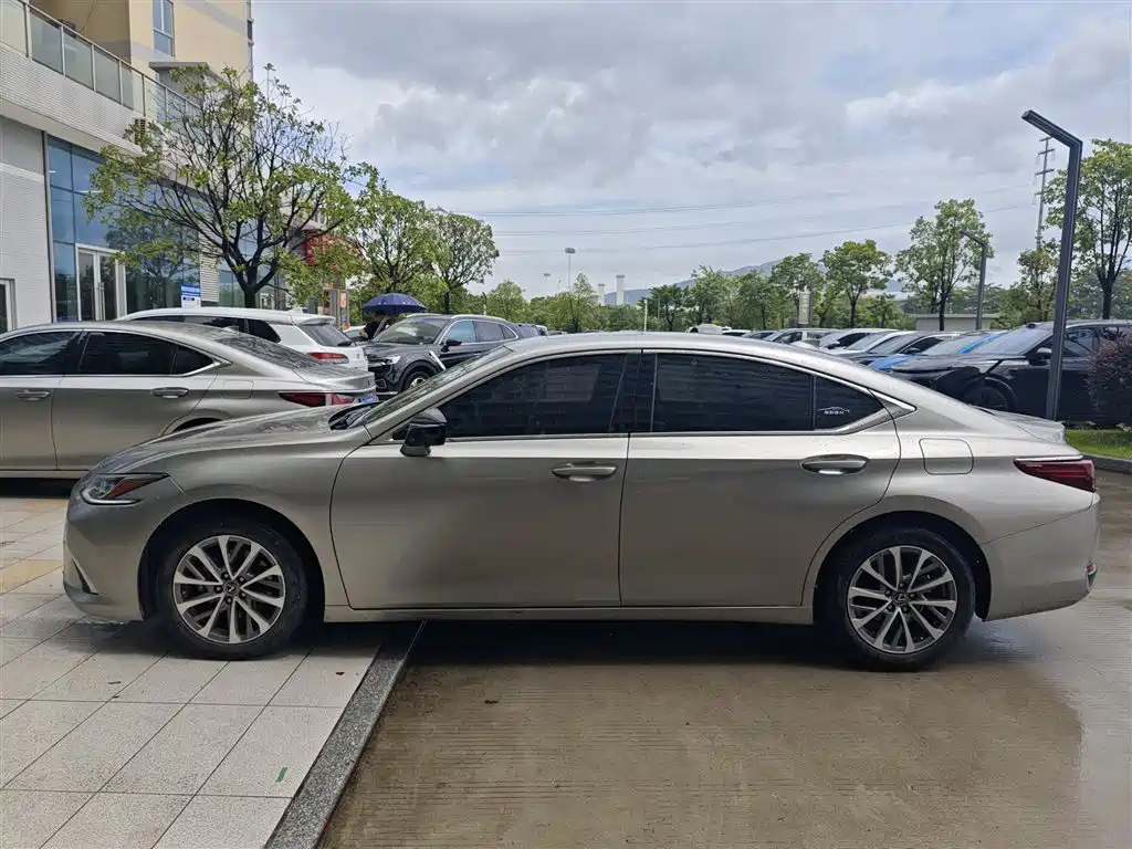Lexus ES 2023 260