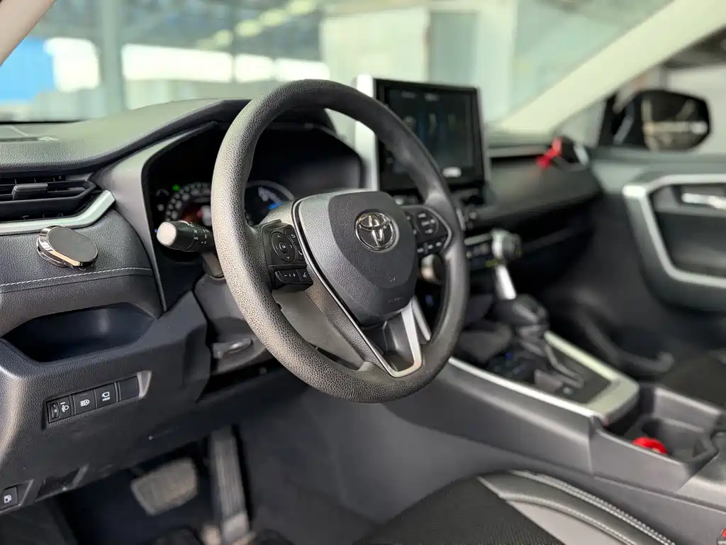 Toyota RAV4 — миниатюра 6