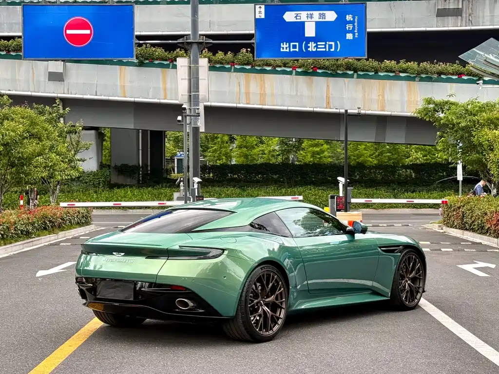 Aston Martin DB12 2023 4.0T V8 Coupe