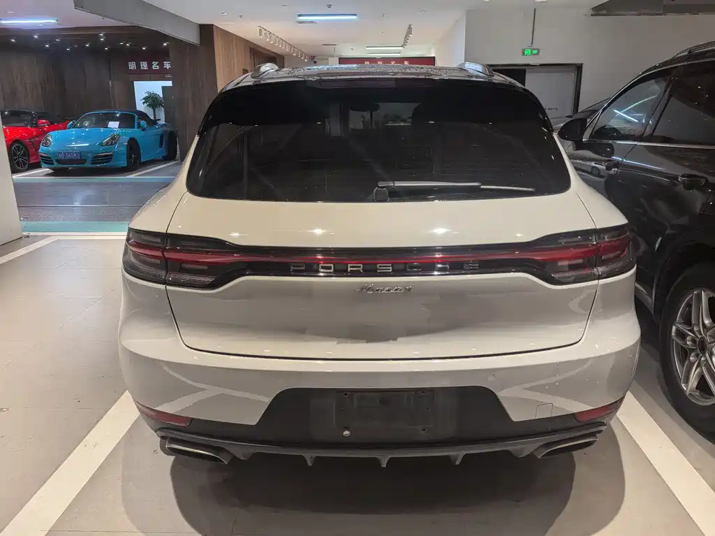 PORSCHE MACAN