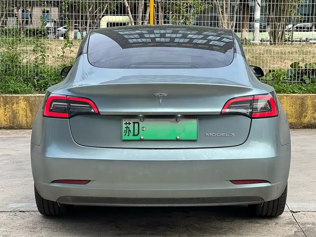 Tesla Model 3 — миниатюра 3