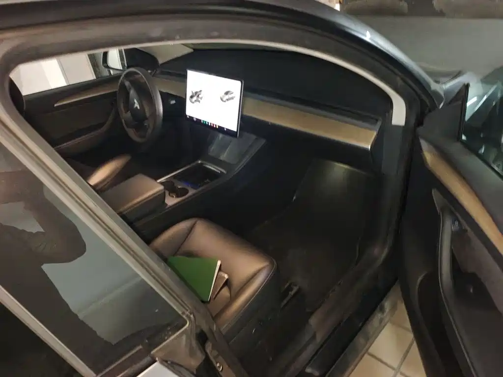Tesla Model Y — миниатюра 17