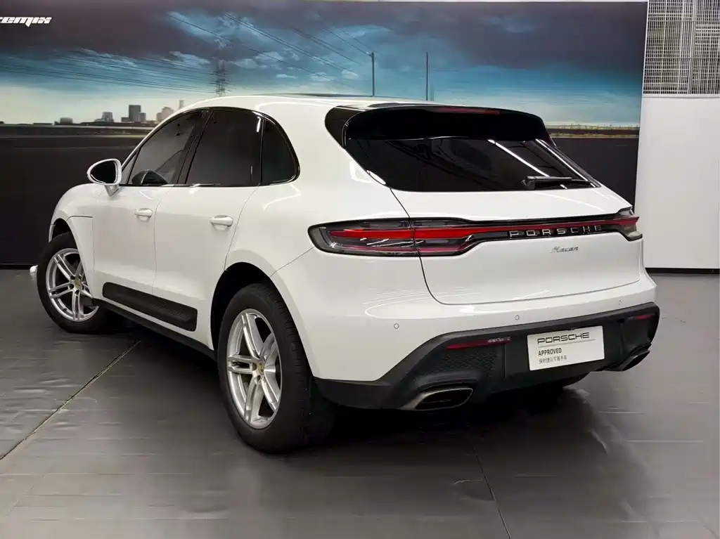 PORSCHE MACAN