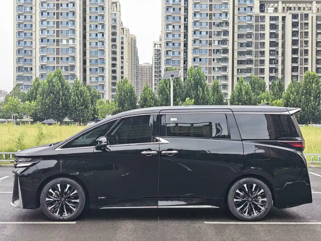 Toyota Vellfire — миниатюра 2
