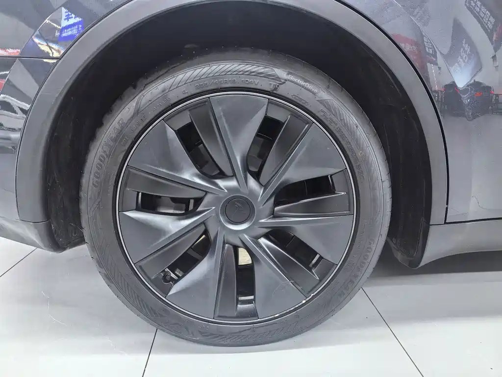 Tesla Model Y — миниатюра 15