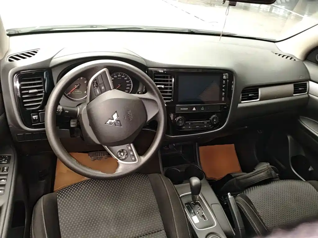Mitsubishi Outlander — миниатюра 10