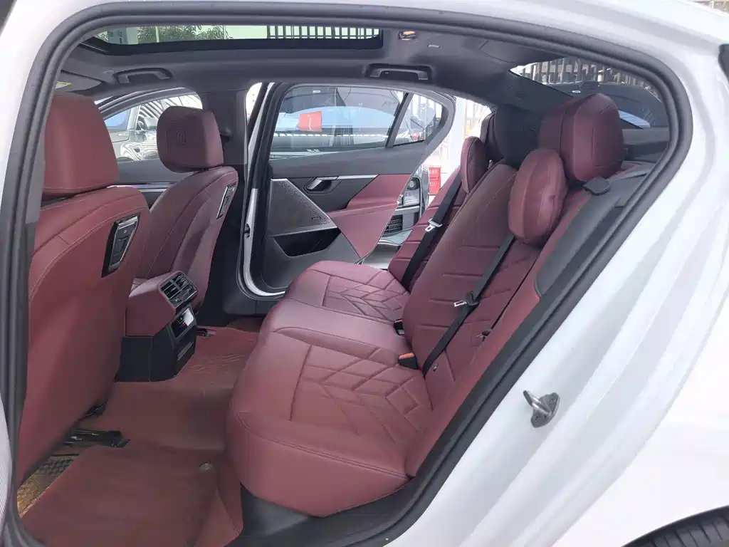 BMW 5 Series — миниатюра 10
