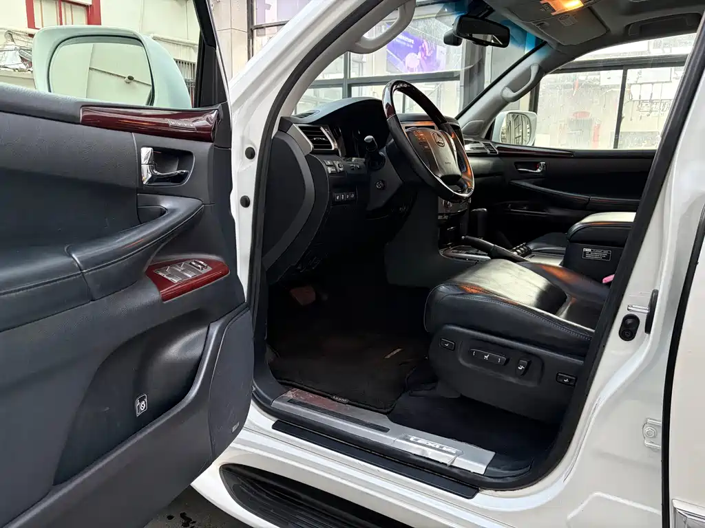 Lexus LX 2013 570