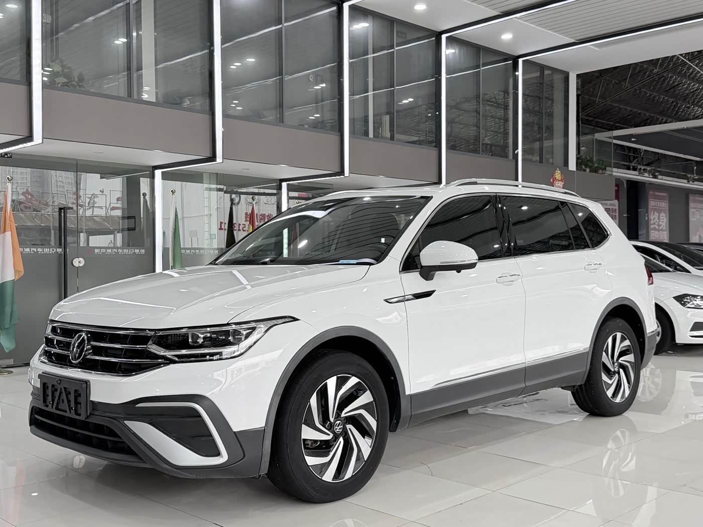 Volkswagen Tiguan L 1.4 л 2023 г. Белый, пробег 31000 км