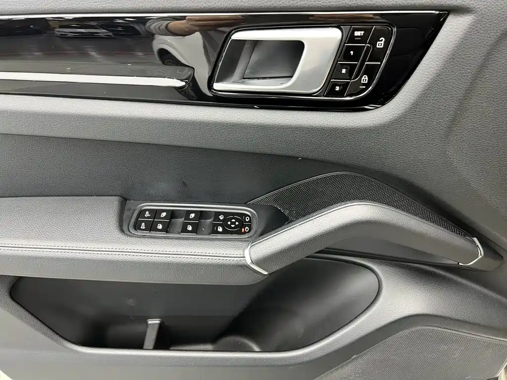 Porsche Cayenne — миниатюра 17