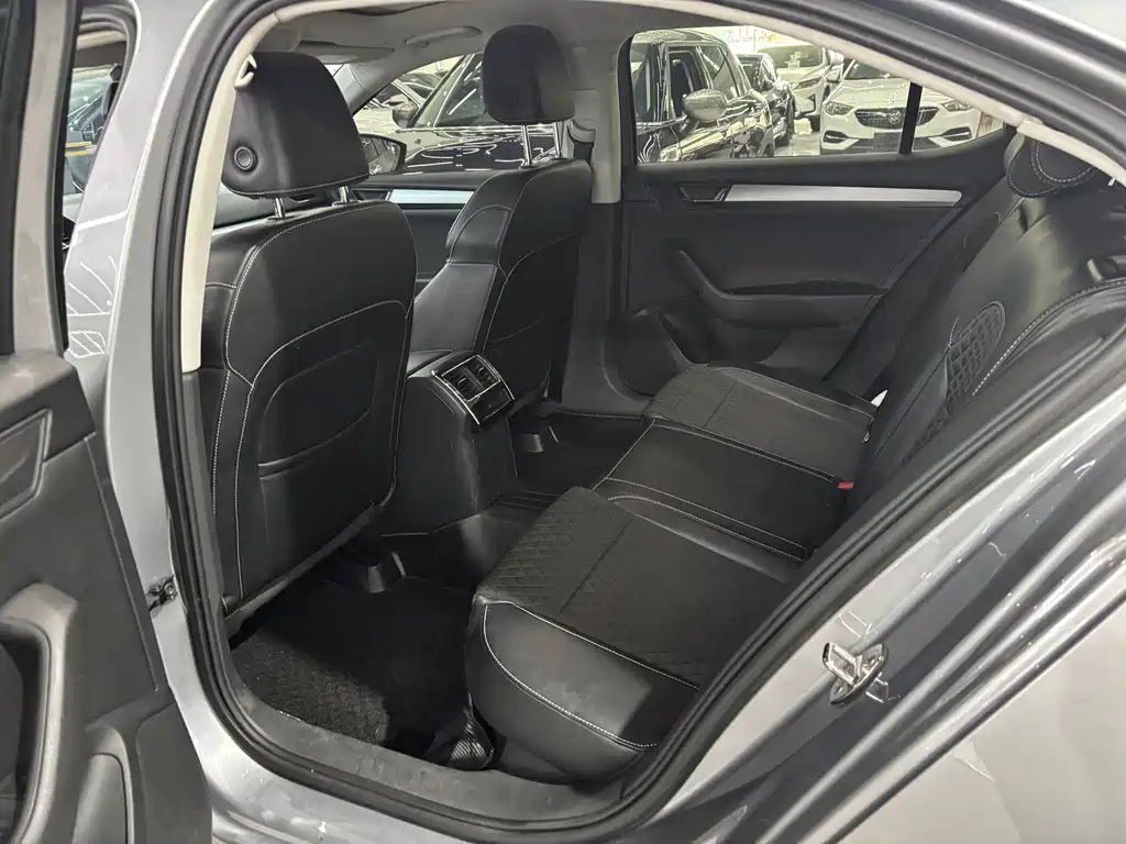 Skoda Superb — миниатюра 3