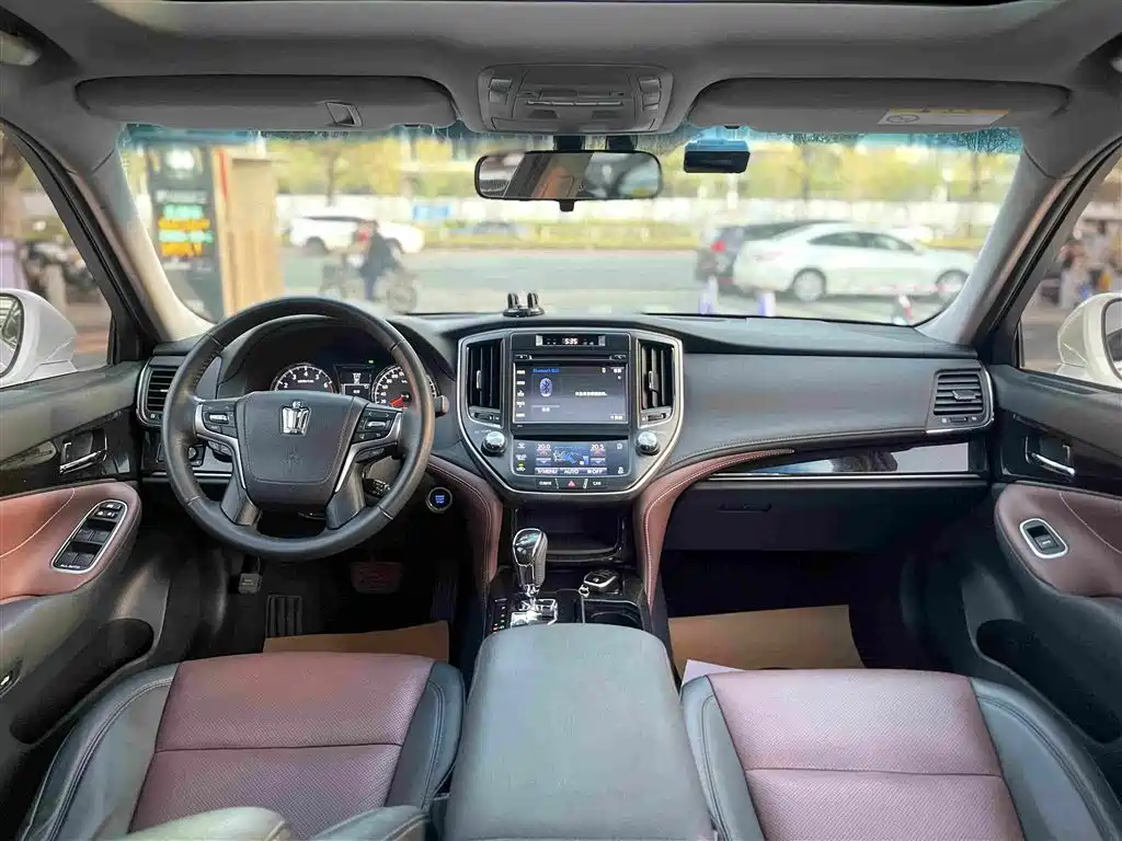 Toyota Crown — миниатюра 17