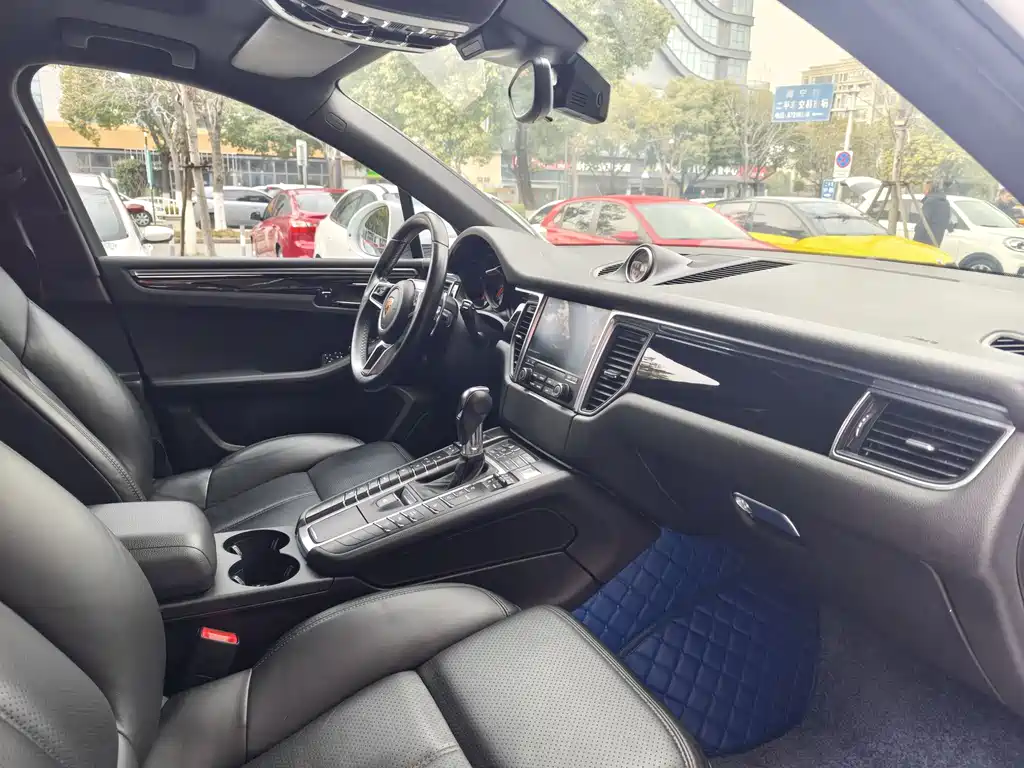PORSCHE MACAN