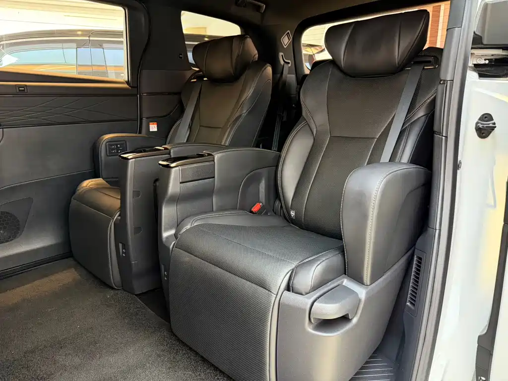 Toyota Alphard 2025 2.5L Luxury