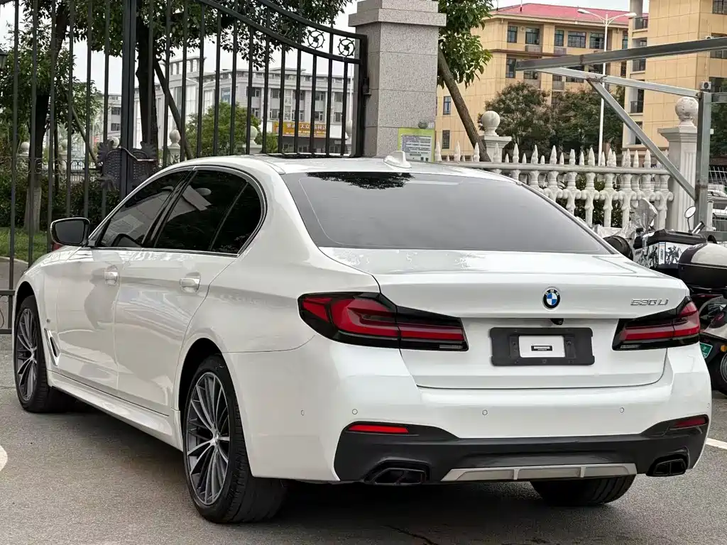 BMW 5 Series — миниатюра 9